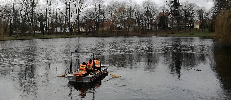 Łódź ze strażakami na stawie w parku miejskim. To nie ćwiczenia [ZDJĘCIA] - Zdjęcie główne