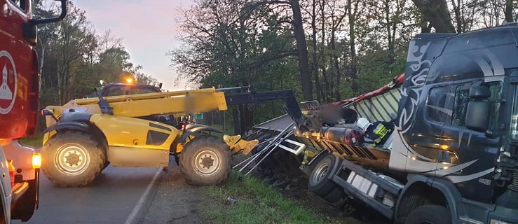 Ciągnik siodłowy z naczepą w rowie. Ruch wahadłowy na drodze krajowej  - Zdjęcie główne