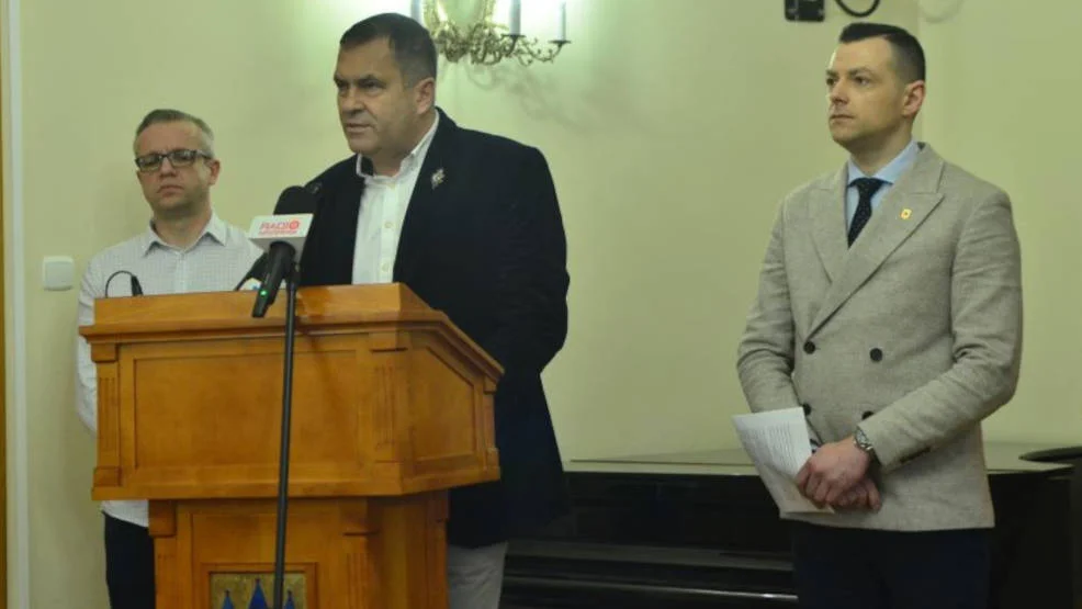 Na konferencji prasowej o umorzonym postępowaniu wobec urzędników i burmistrza Jarocina  - Zdjęcie główne