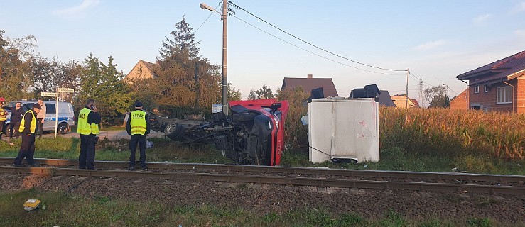 Zderzenie pociągu z autem dostawczym w Jarocinie. Kierowca dostawczaka miał ogromne szczęście... [ZDJĘCIA] - Zdjęcie główne