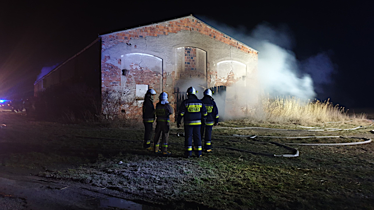 Cała stodoła objęta płomieniami. Kilka zastępów straży pożarnej w akcji  - Zdjęcie główne