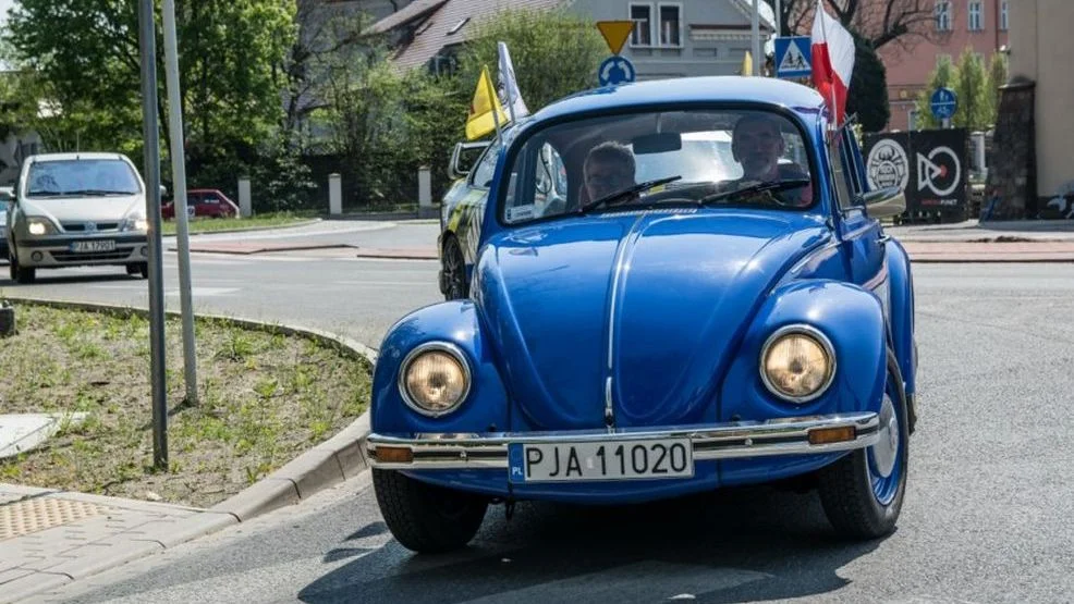 Blisko 60 pojazdów zjechało na paradę pojazdów zabytkowych w Jarocinie. Który zrobił największą furorę? 