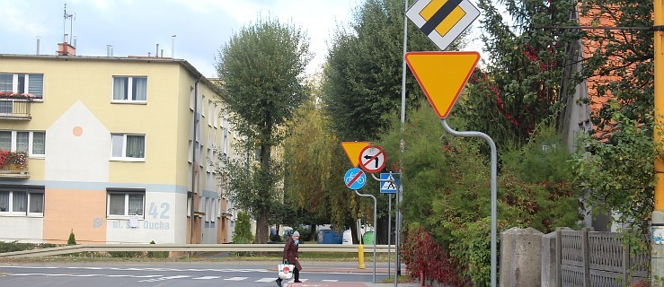 Rowerzyści rozbijają się o znaki na środku chodnika - Zdjęcie główne