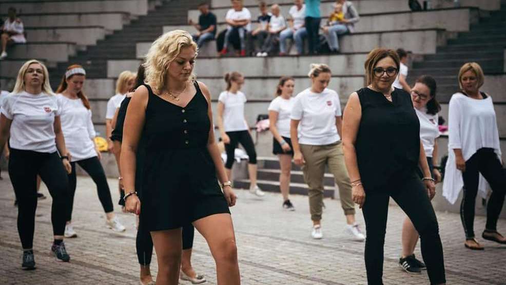 Żerków. Tańczyli i zbierali na leczenie chorej Karoliny Fajfer