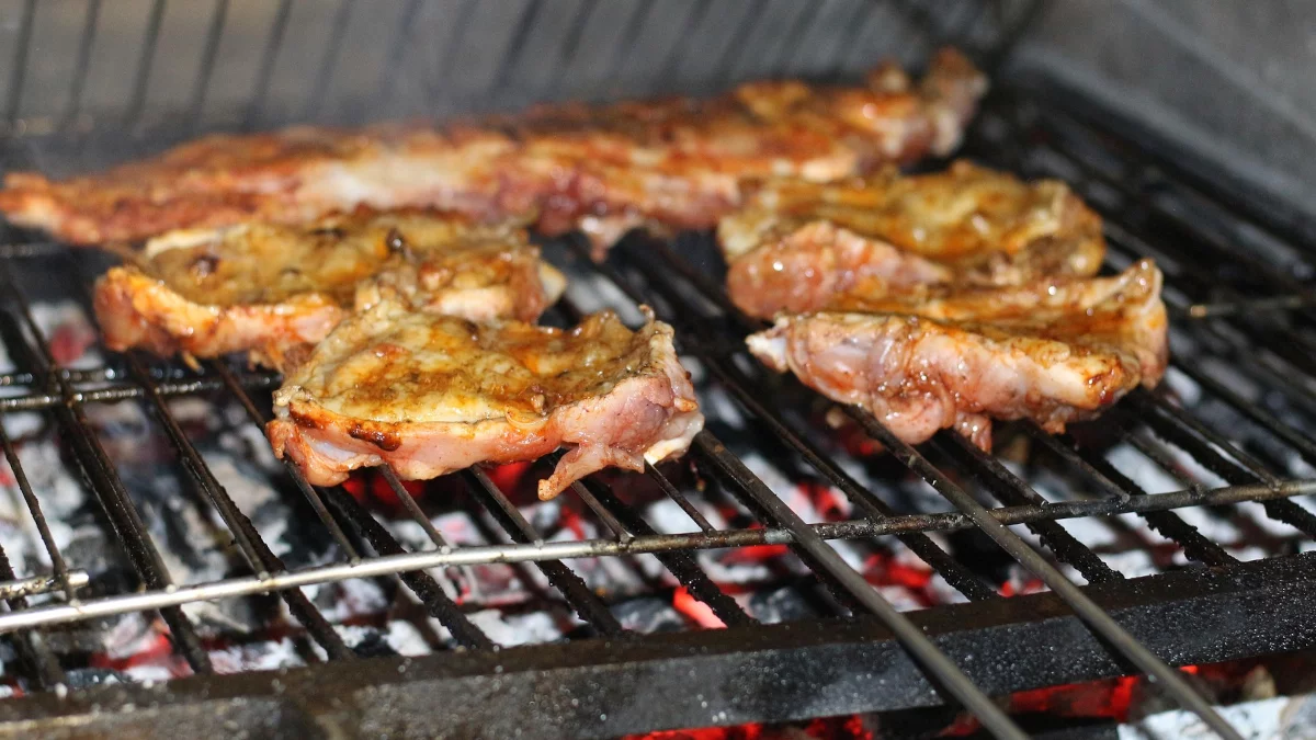 Polacy zmieniają grillowe nawyki. Kiełbasa przez cały czas króluje, ale nowy trend widać w szklankach