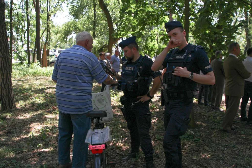 Pomnik prof. Jana Szyszko odsłonięty przy gwizdach i asyście policjiOdsłonili pomnik