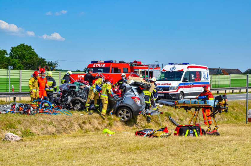 Śmiertelny wypadek na obwodnicy Jarocina. Czołowe zderzenie ciężarówki i opla mokki