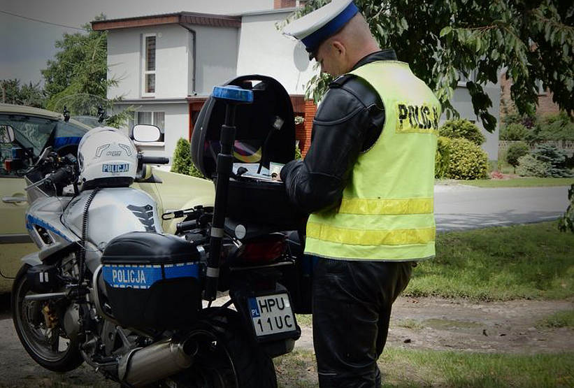 Stracili prawa jazdy. Z wiejskich dróg zrobili sobie tor wyścigowy  - Zdjęcie główne