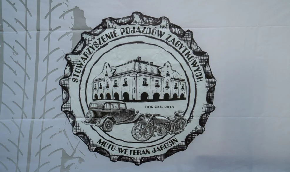 Przed pałacem Radolińskich odbył się prezentacja zabytkowych pojazdów 