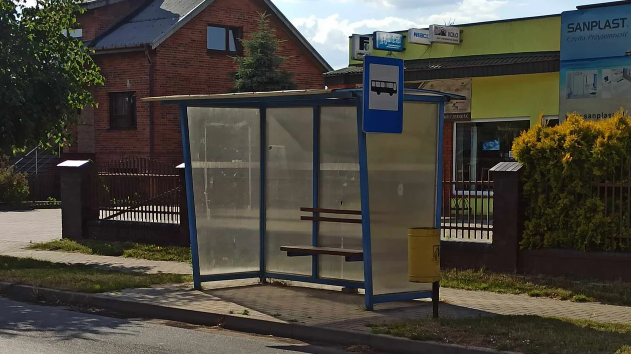 Mieszkaniec: Na przystankach autobusowych w Cielczy są libacje alkoholowe - Zdjęcie główne