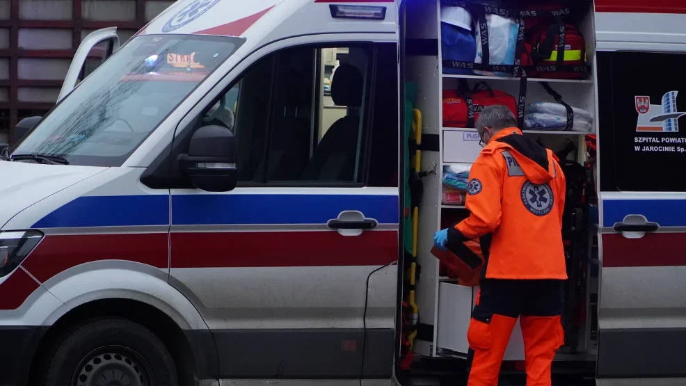 Wypadek w Jarocinie. Wybiegł zza autobusu został potrącony - Zdjęcie główne