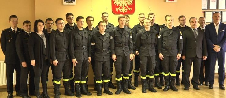 Odebrali certyfikaty z rąk komendanta jarocińskiej straży pożarnej  - Zdjęcie główne