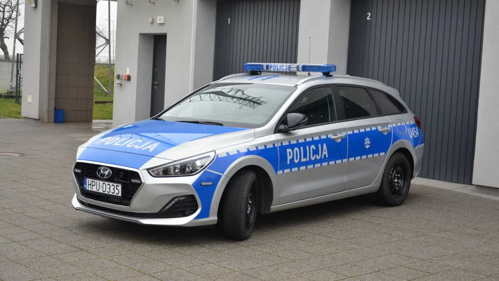 Zakłócał porządek na parkingu osiedlowym w Jarocinie. Uderzył pięścią w maskę samochodu - Zdjęcie główne