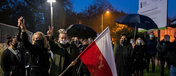 Jarocin. Kobiety w proteście przeszły przez miasto. "To jest wojna" [ZDJĘCIA] - Zdjęcie główne