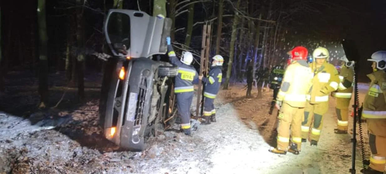 Trudne warunki na drogach. Bus w rowie. Ciężarówka w polu [ZDJĘCIA] - Zdjęcie główne