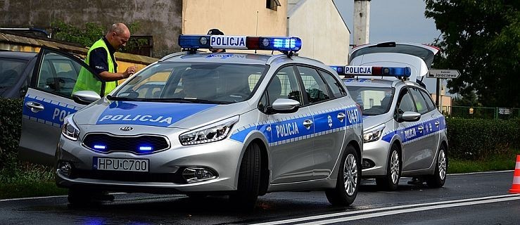 Skradzionym BMW uciekał przed policją, następnie uderzył w znak  - Zdjęcie główne