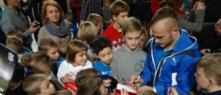 Młodzi piłkarze spotkali się z idolami z Lecha [WIDEO] - Zdjęcie główne