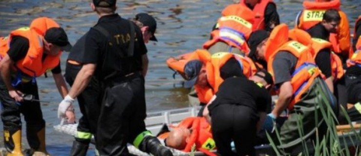  Trzy osoby wyciągnęli z wody, czwartą znaleźli na brzegu zbiornika  - Zdjęcie główne