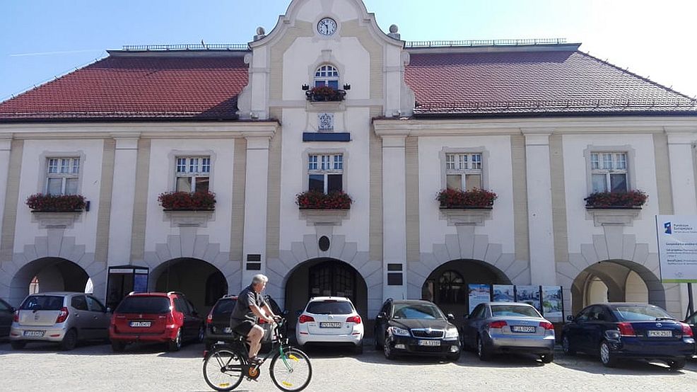 Jarocin. Parkują gdzie chcą, zastawiając wejście do ratusza. Czy da się coś z tym zrobić? - Zdjęcie główne