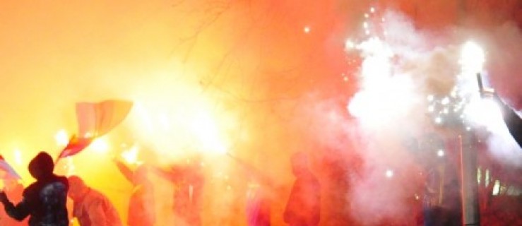 Kibice odpalą race na rocznicę powstania - Zdjęcie główne