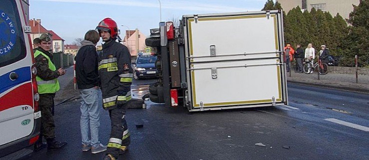 Bus uderzył w osobówkę i przewrócił się na drogę [WIDEO] - Zdjęcie główne