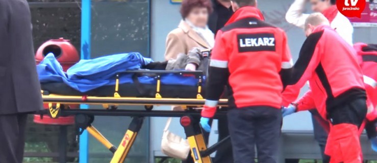Mężczyzna nagle przewrócił się na przystanku. Wezwano pogotowie - Zdjęcie główne