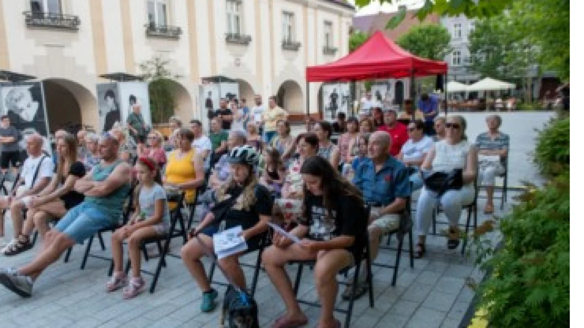 Muzyczny wieczór na Rynku. Wiktoria Mizerna i Studio Wokalne Kreacja zachwycili publiczność [ZDJĘCIA]