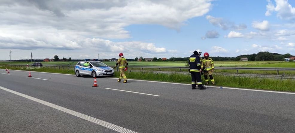 Fiat cinquecento uderzył w bariery ochronne na obwodnicy Jarocina. 