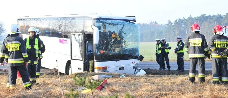 Zderzenie z autobusem na DK 11/15. Droga nieprzejezdna - Zdjęcie główne