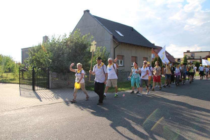 Pielgrzymi z Gniezna weszli wczoraj do parafii w Pogorzelicy 