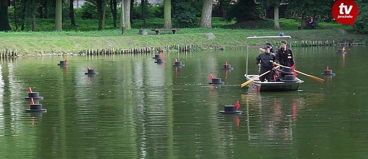 Puścili kapelusze na wodę w parku miejskim [WIDEO]  - Zdjęcie główne