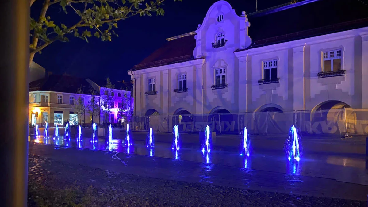 W centrum Jarocina przez jakiś czas będzie działało podwójne oświetlenie uliczne - Zdjęcie główne