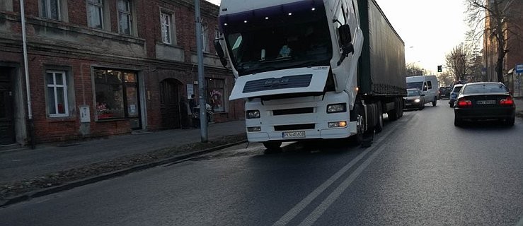 Ciężarówka blokuje DK 12 w Jarocinie - Zdjęcie główne