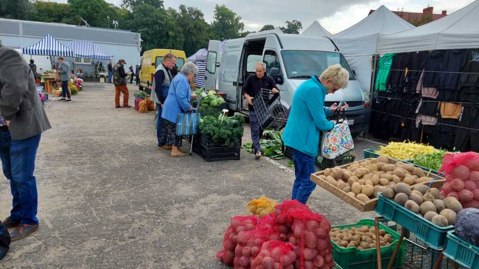 Drożeją owoce na jarocińskim targowisku. Są już grzyby RAPORT 