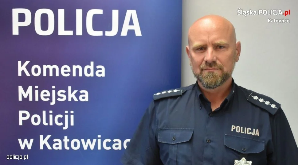 Katowicki dzielnicowy asp. szt. Robert Gad w czasie wolnym od służby uratował kobietę, która w jeziorze zaplatała się w linki wędkarskie. Zdarzenie miało miejsce nad zalewem Pogoria III w Dąbrowie Górniczej. Policjant przebywał tam z rodziną. Kiedy miał wracać do domu, usłyszał z kierunku jeziora wołanie kobiety o pomoc. Natychmiast wbiegł do wody i popłynął w jej stronę. Okazało się, że dopływając do brzegu, zaplątała się w linki wędkarskie. Kobieta nie potrafiła sama wyplątać się z linek. Zareagował również jeden z plażowiczów, który przypłynął z dmuchanym kołem ratunkowym. Na szczęście kobieta nie wymagała pomocy medycznej i wróciła do domu z rodziną.