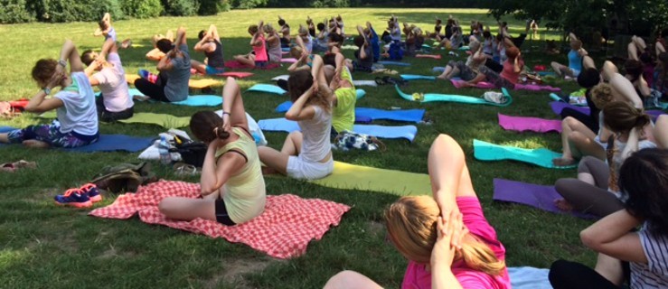 Joga na polanie, boule przed pałacem. Spacery i wykłady. Wszystko w niedzielę w parku  - Zdjęcie główne