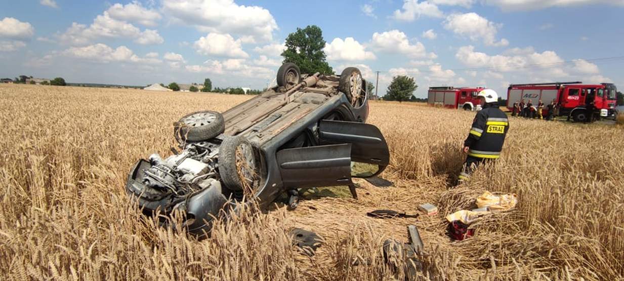 Auto osobowe dachowało w zbożu w Dąbrowie 