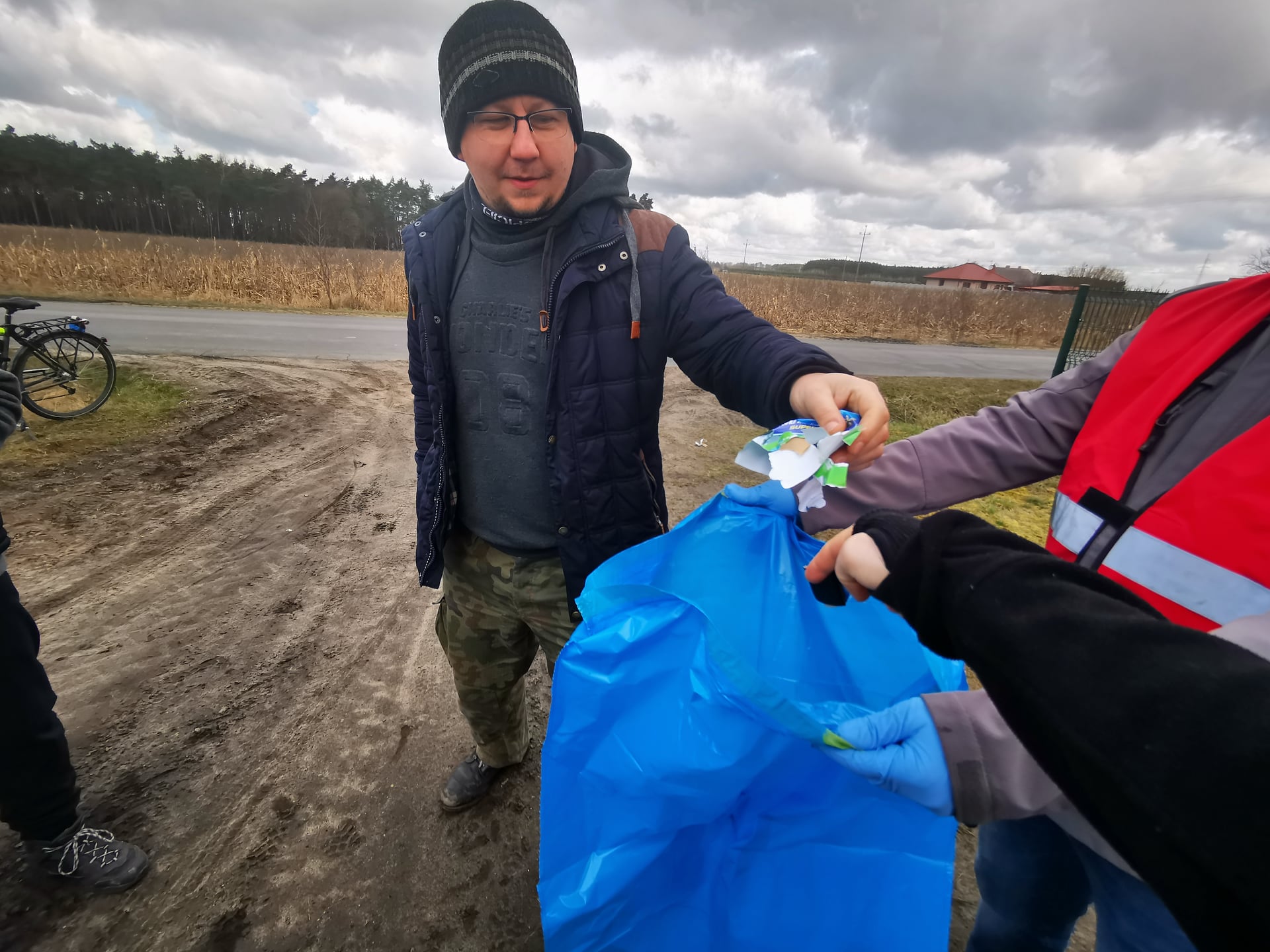 Stowarzyszenie RoweLOVE Jarocin w sobotni poranek zaprosiło swoich członków i sympatyków na wiosenne porządki przy ścieżkach rowerowych