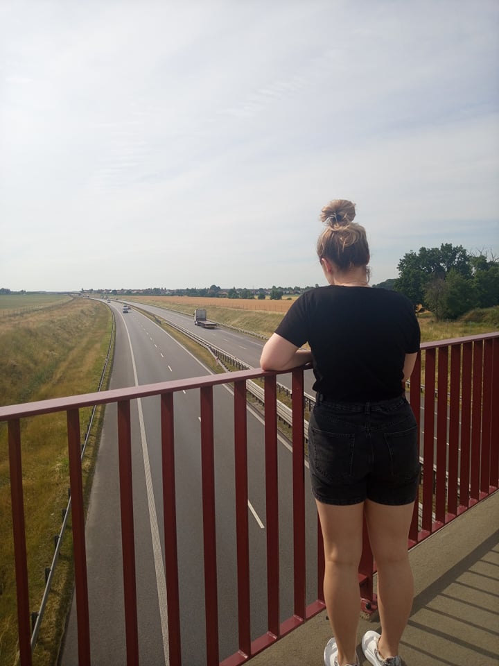 Co się dzieje wieczorami na wiadukcie na S11 w Jarocinie? Młodzi mówią, że to most miłości...