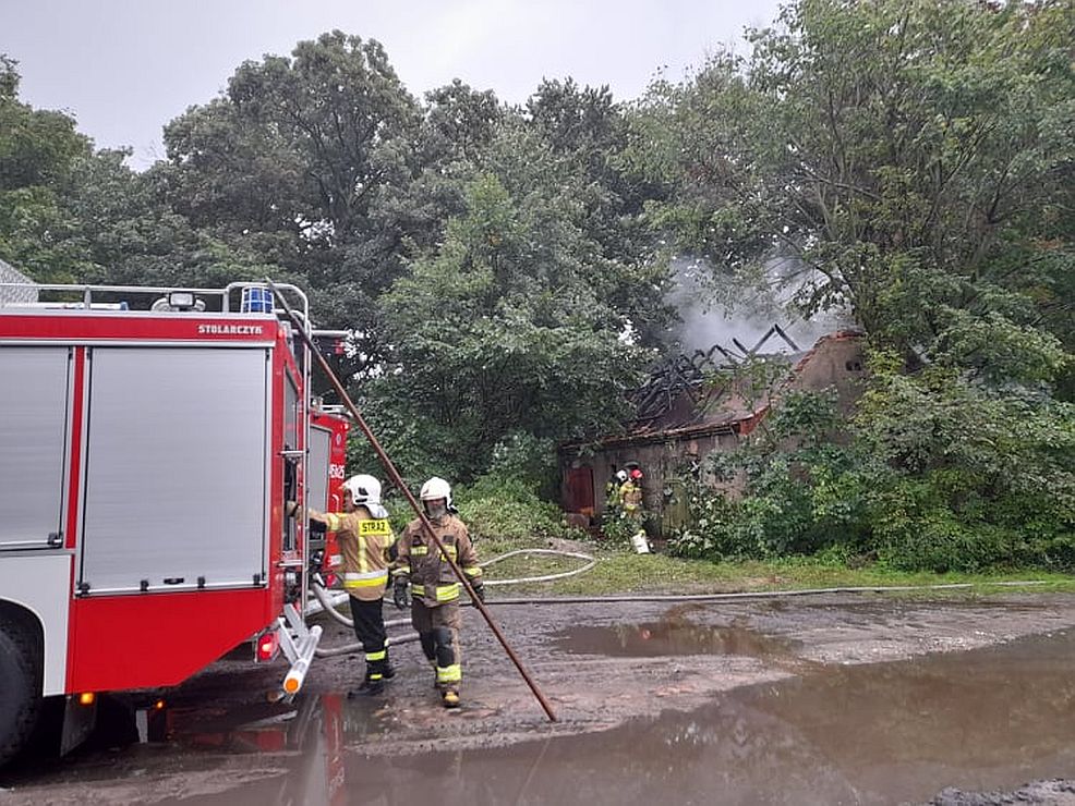 Pożar opuszczonego budynku na osiedlu Bogusław. Podpalenie? - Zdjęcie główne