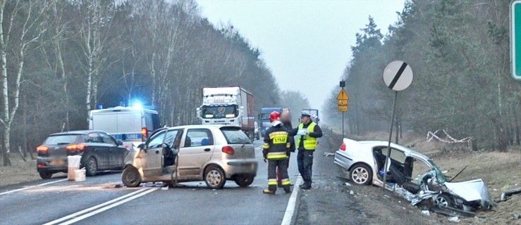 Zjechała BMW. Trzy osoby w szpitalu. Droga kilka godzin nieprzejezdna  - Zdjęcie główne