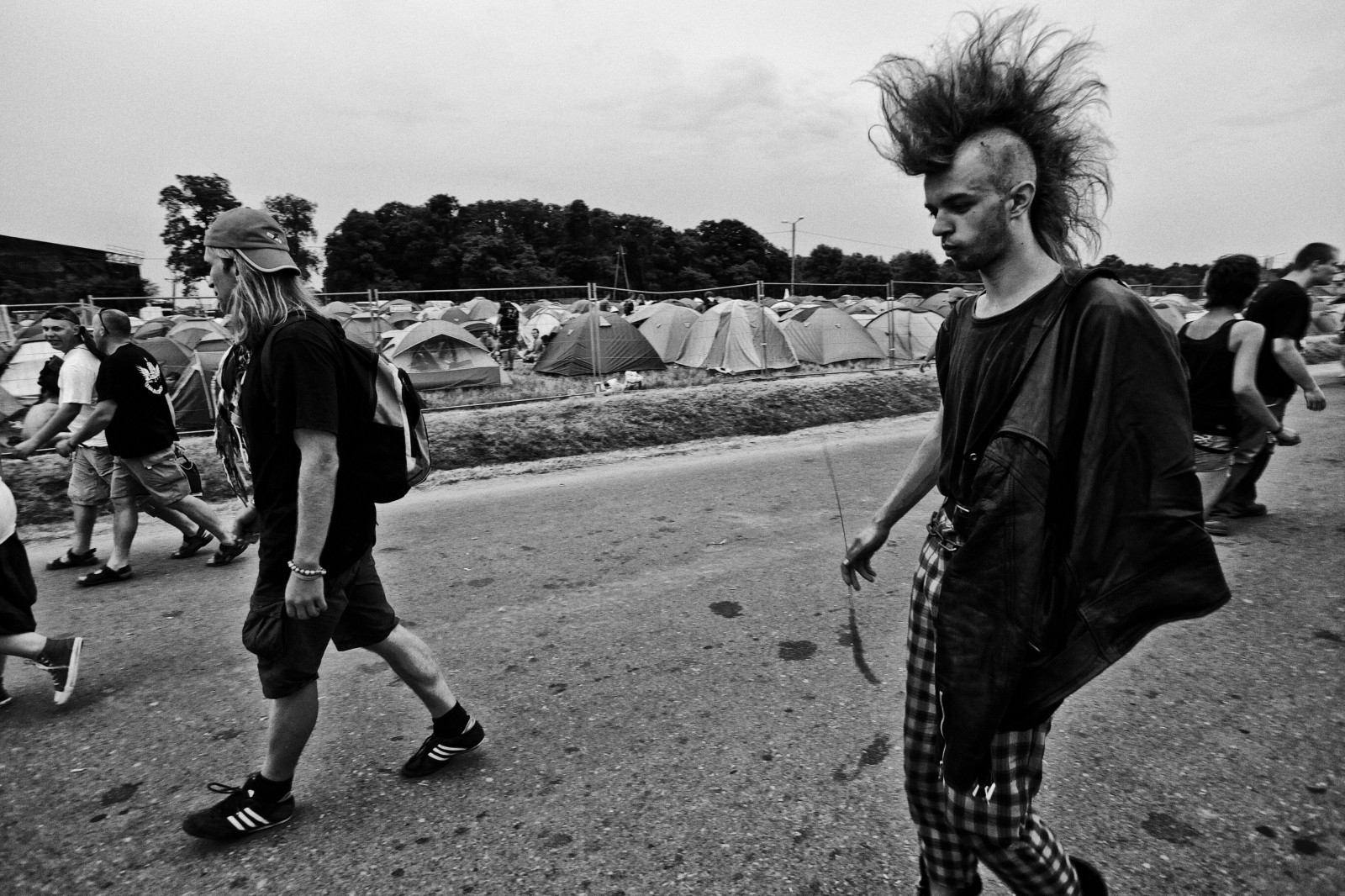 Punkowa publiczność na festiwalu  - Zdjęcie główne