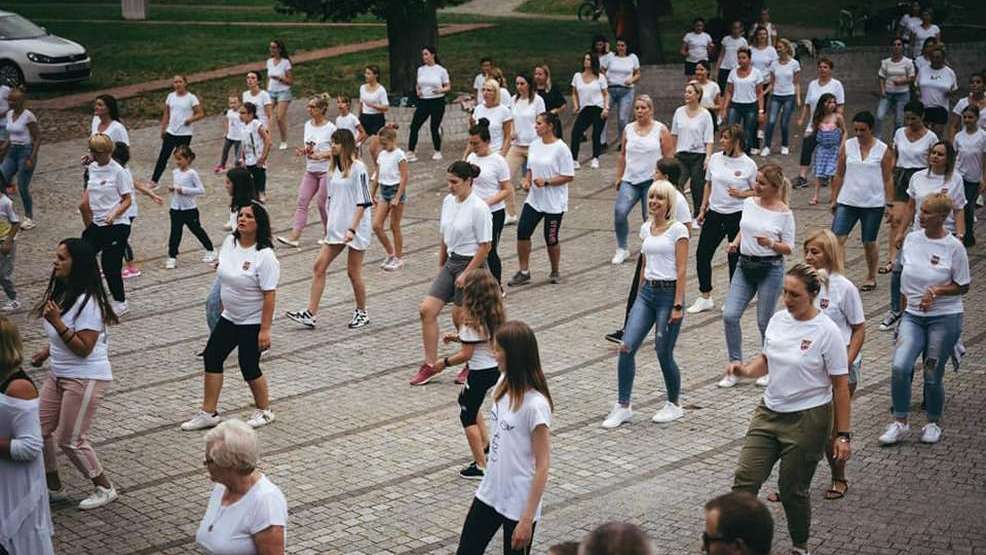 Żerków. Tańczyli i zbierali na leczenie chorej Karoliny Fajfer