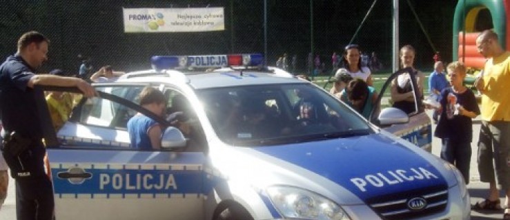 Policyjny radiowóz na szkolnym festynie - Zdjęcie główne