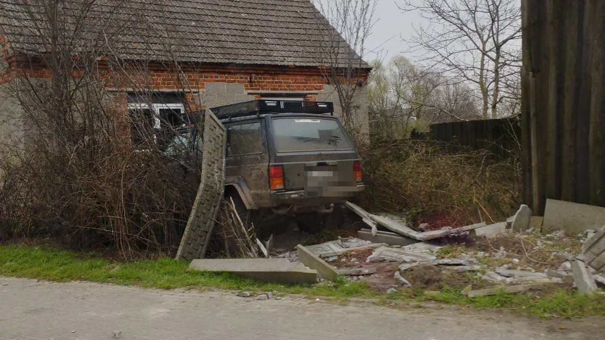 Kierowca w Jarocinie zostawił auto z włączonym silnikiem. 31-latek skorzystał z „okazji” Jeepa rozbił na płocie - Zdjęcie główne