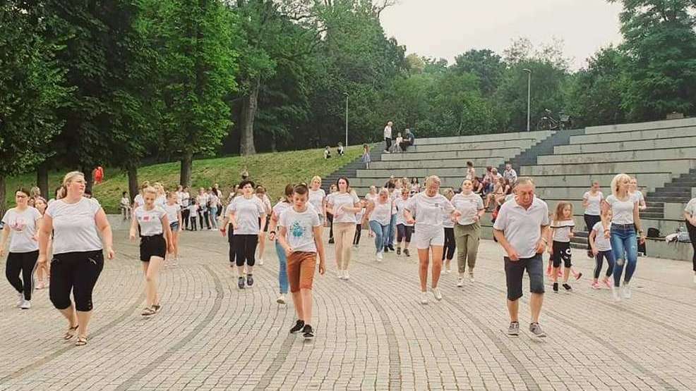 Żerków. Tańczyli i zbierali na leczenie chorej Karoliny Fajfer