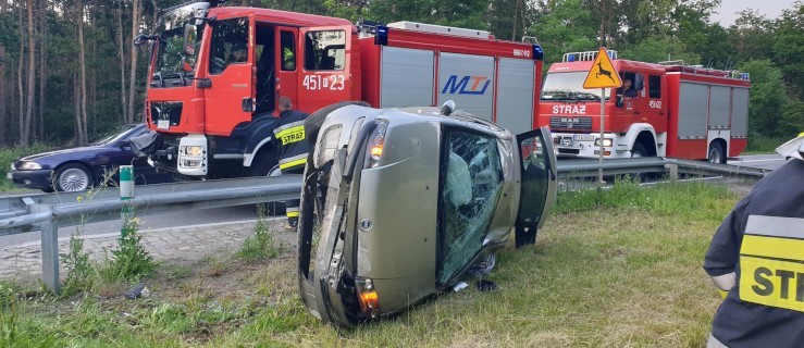 Fiat punto dachował na skrzyżowaniu [ZDJĘCIA] - Zdjęcie główne