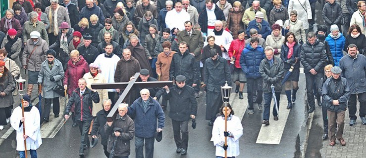 Dzisiaj Wielki Piątek. W kościele Droga Krzyżowa  - Zdjęcie główne