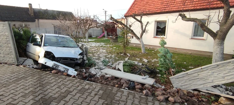  Ford fiesta uderzył w betonowe ogrodzenie w Bachorzewie - Zdjęcie główne