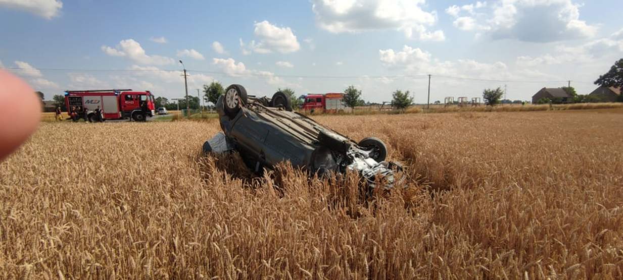 Auto osobowe dachowało w zbożu w Dąbrowie 